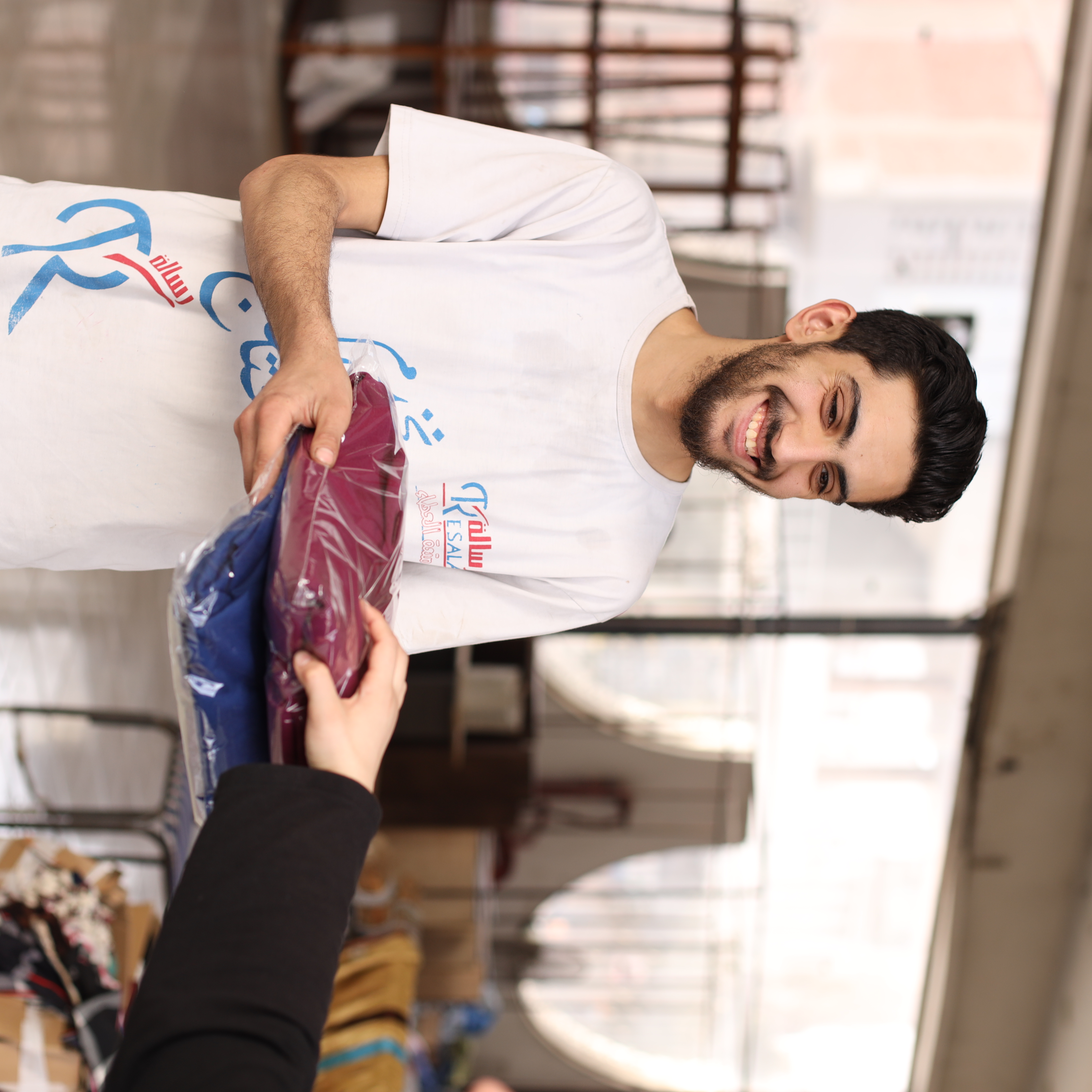 توزيع ملابس